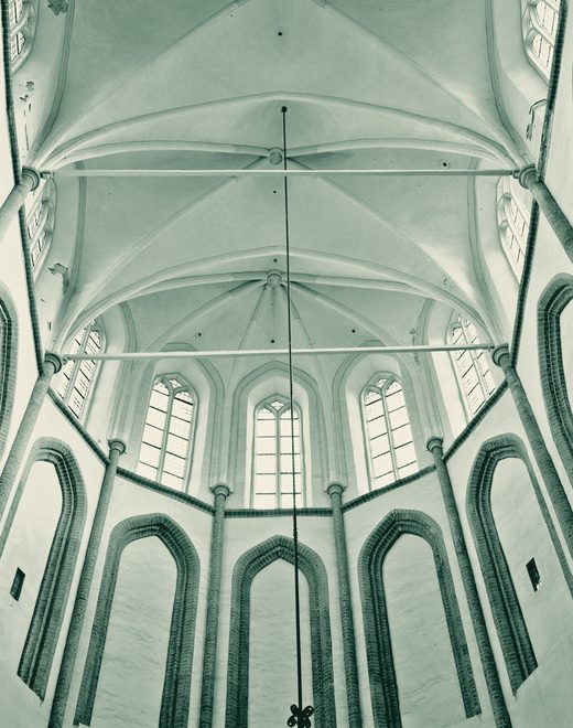 Het koor van de Akerk in Groningen: witte gewelven en hoge spitsboogramen