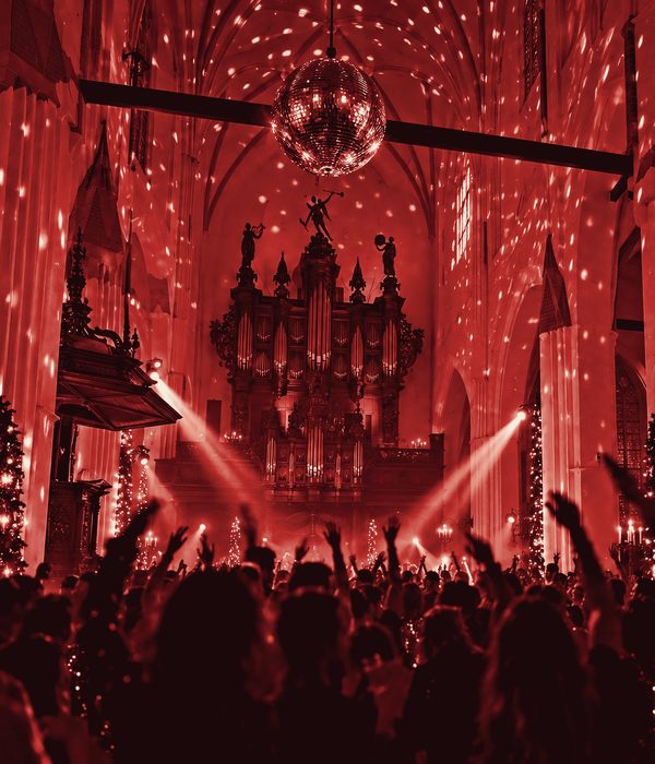 Impressie: dansende mensen onder een discobal in de Akerk, met het orgel op de achtergrond